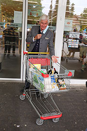 Frederic Meisner stelte bei der netto Filiale München Bodenseestraße den  "Maskomat"  vor(©Foto: Martin Schmitz)